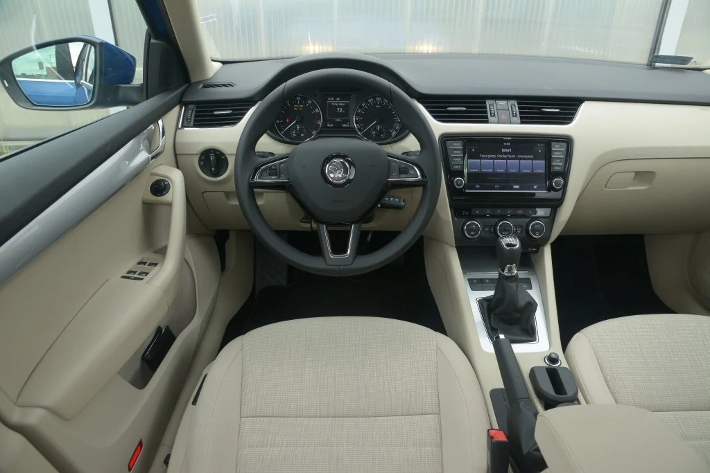 Uporządkowany kokpit jest łatwy w obsłudze. Przy zakupie można się zdecydować na czarno-beżową (jak na fot.) lub czarną tonację wnętrza.