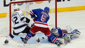 Od lewej: Marian Gaborik z LA Kings kontra Mat Girardi i Henrik Lundqvist w trzecim meczu finałowym. 