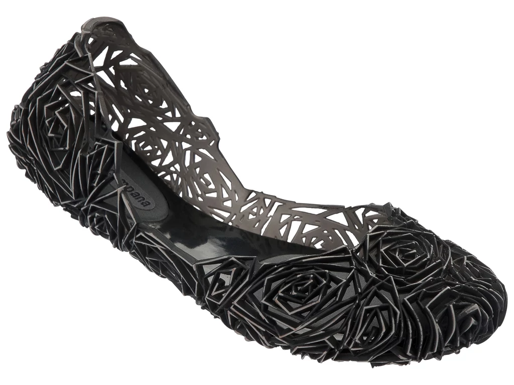 Sekret sukcesu marki Melissa tkwi w innowacyjnej technologii - tworzywie Mel-Flex. Buty wykonane są z pachnącej gumy, która idealnie przylega do stopy. Sekret sukcesu marki Melissa tkwi w innowacyjnej technologii - tworzywie Mel-Flex. Buty wykonane są z pachnącej gumy, która idealnie przylega do stopy.