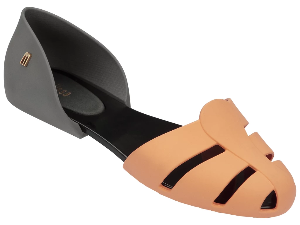 Sekret sukcesu marki Melissa tkwi w innowacyjnej technologii - tworzywie Mel-Flex. Buty wykonane są z pachnącej gumy, która idealnie przylega do stopy. Sekret sukcesu marki Melissa tkwi w innowacyjnej technologii - tworzywie Mel-Flex. Buty wykonane są z pachnącej gumy, która idealnie przylega do stopy.