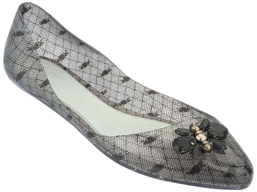 Sekret sukcesu marki Melissa tkwi w innowacyjnej technologii - tworzywie Mel-Flex. Buty wykonane są z pachnącej gumy, która idealnie przylega do stopy. Sekret sukcesu marki Melissa tkwi w innowacyjnej technologii - tworzywie Mel-Flex. Buty wykonane są z pachnącej gumy, która idealnie przylega do stopy.