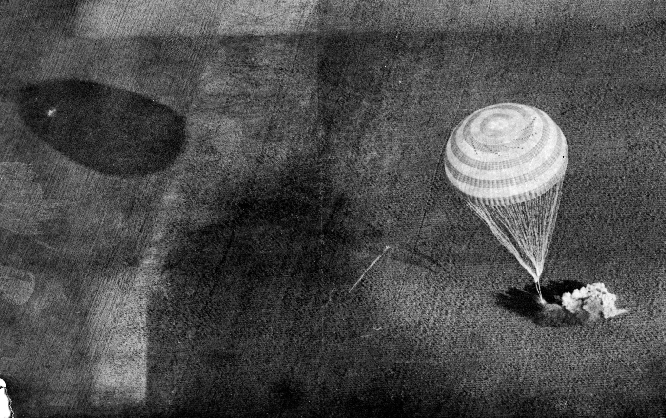 Kazachstan, 05.07.1978, lądowanie kapsuły z kosmonautami misji Sojuz 30 Piotrem Klimukiem i Mirosławem Hermaszewski. Zdjęcie wykonane z pokładu helikoptera Kazachstan, 05.07.1978, lądowanie kapsuły z kosmonautami misji Sojuz 30 Piotrem Klimukiem i Mirosławem Hermaszewski. Zdjęcie wykonane z pokładu helikoptera