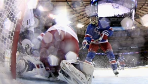 Henrik Lundqvist bronił świetnie i miał przy tym sporo szczęścia. W tej sytuacji krążek zatrzymał się tuż przed linią bramkową New York Rangers 