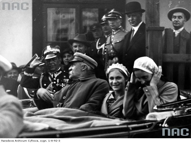 Powrót Józefa Piłsudskiego z pobytu w Wilnie. Marszałek siedzi w samochodzie wraz ze swoimi córkami Wandą i Jadwigą przed Dworcem Wileńskim, 1927