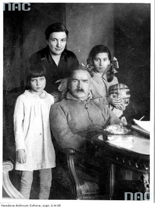 Józef Piłsudski z rodziną. Widoczne od lewej: córka Jadwiga, żona Aleksandra, córka Wanda