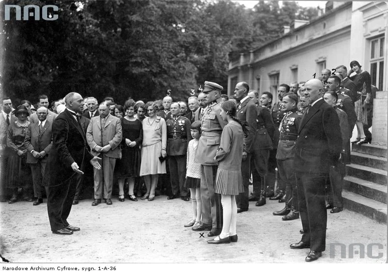 Marszałek Józef Piłsudski w towarzystwie córek oraz ministra Aleksandra Prystora przed Belwederem w Warszawie
