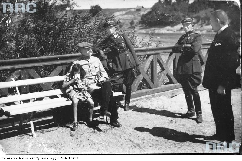 Józef Piłsudski siedzi na ławce w Druskienikach w towarzystwie córki Wandy, 1926