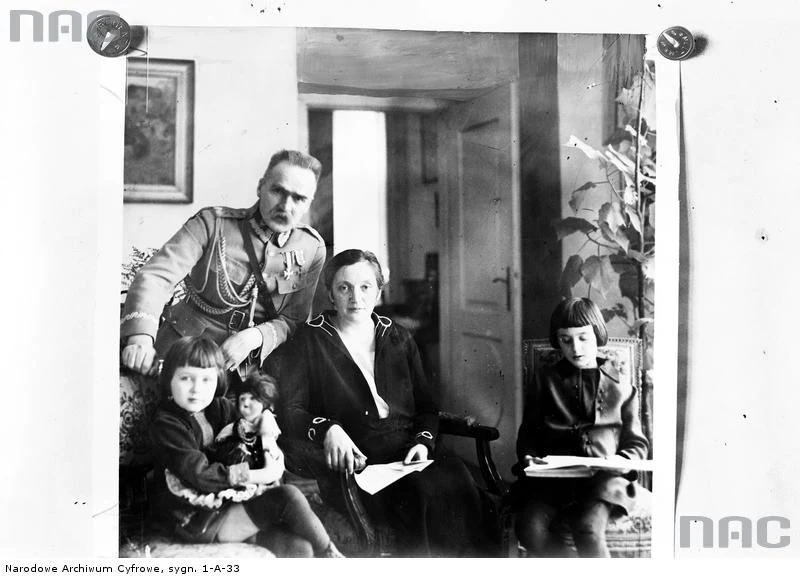 Józef Piłsudski z żoną Aleksandrą oraz córkami Jadwigą (trzyma lalkę) i Wandą, 1928