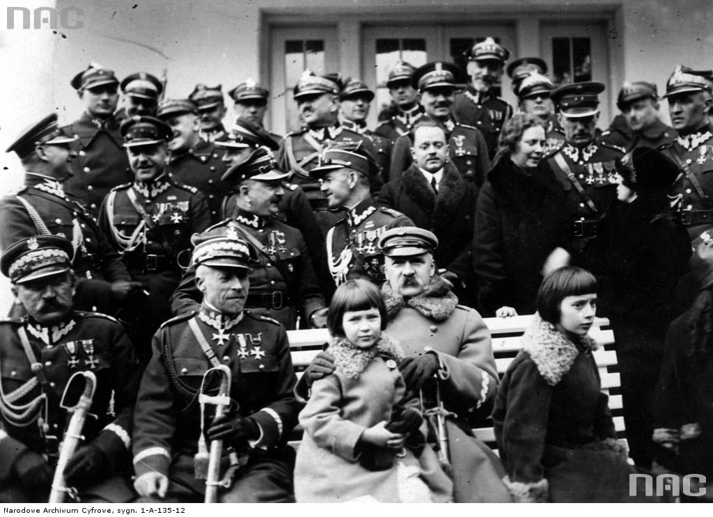 Uroczystości imieninowe Józefa Piłsudskiego w Sulejówku, 1926. Marszałek przed willą w otoczeniu córek i gości
