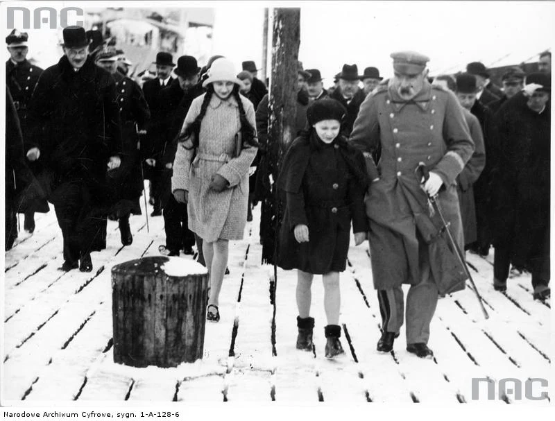 Józef Piłsudski na molo portowym w Gdyni w otoczeniu córek Jadwigi i Wandy, 1931