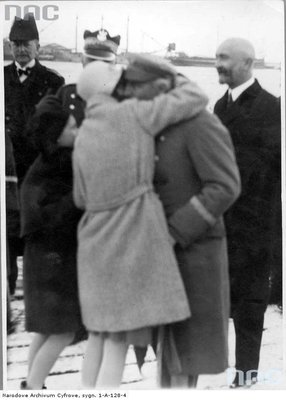 Marszałek Polski Józef Piłsudski wita się z córkami Wandą i Jadwigą, Gdynia 1931