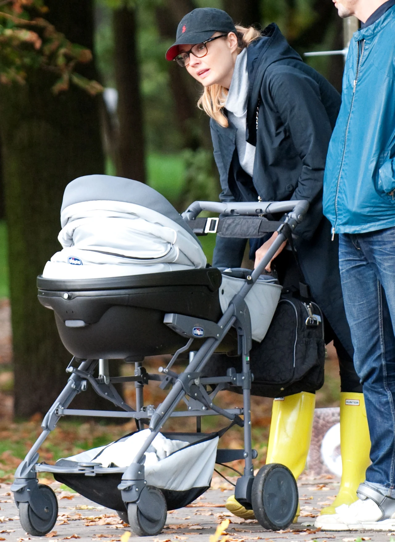 Socha na spacerze z córką Socha na spacerze z córką