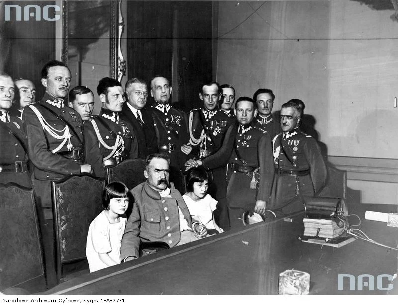 Przemówienie radiowe Józefa Piłsudskiego z okazji 8. rocznicy odzyskania niepodległości; n/z Marszałek z córkami i swoimi współpracownikami, 1926