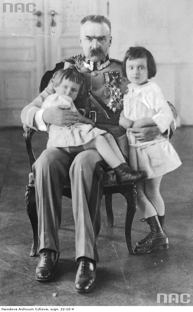 Józef Piłsudski z córkami