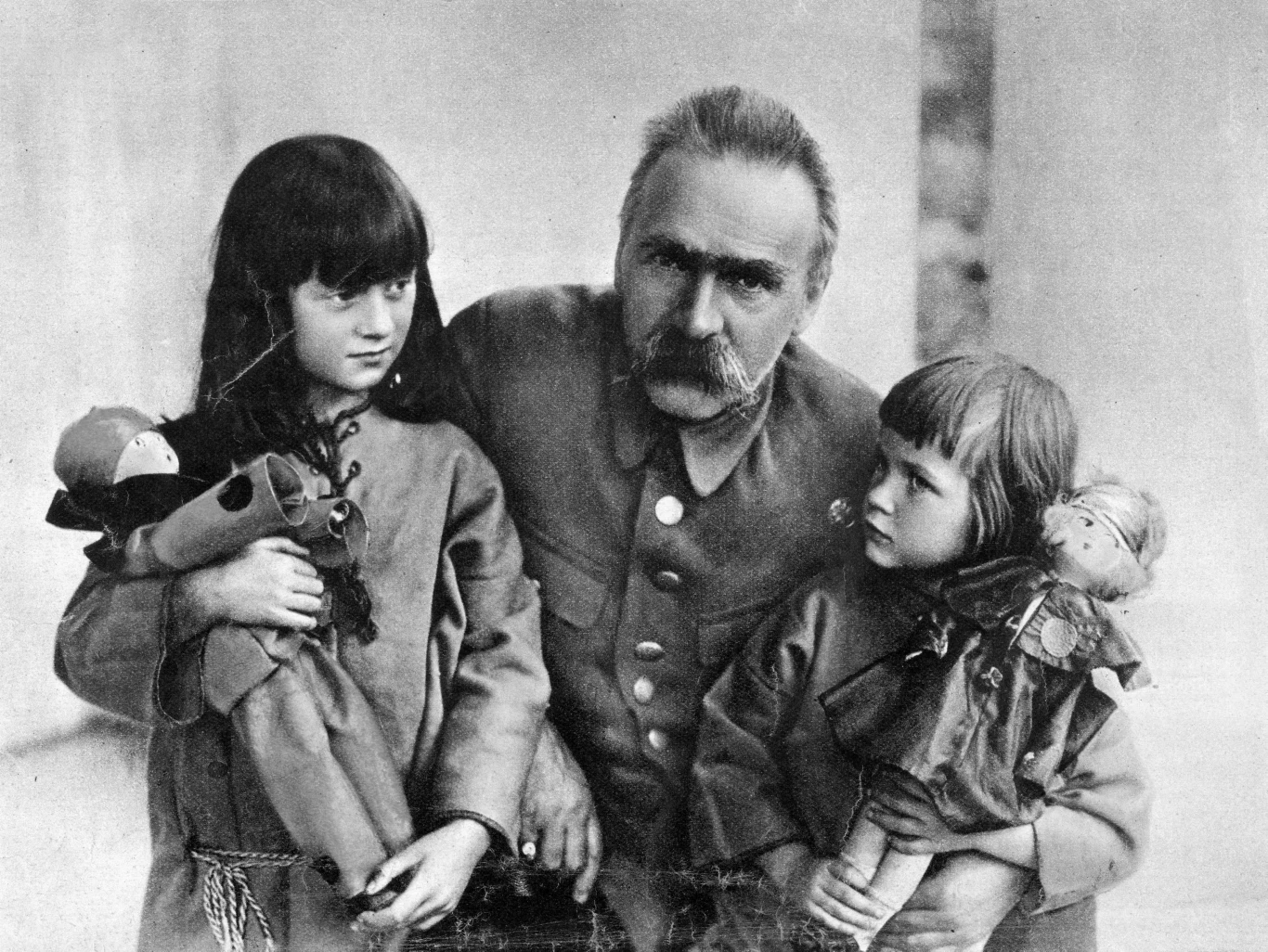 Józef Piłsudski z córkami w Sulejówku