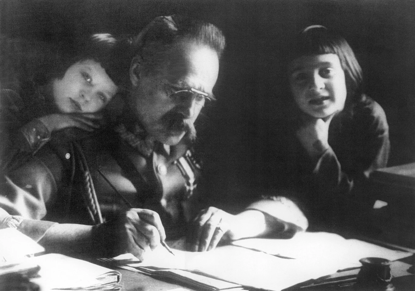Marszałek Józef Piłsudski z córkami