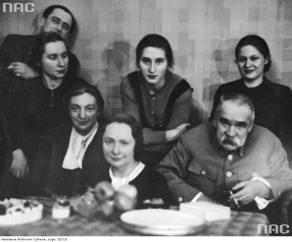Józef Piłsudski z rodziną i przyjaciółmi w siedzibie Generalnego Inspektora Sił Zbrojnych, 1934. Za Marszałkiem stoją córki - Wanda i Jadwiga 