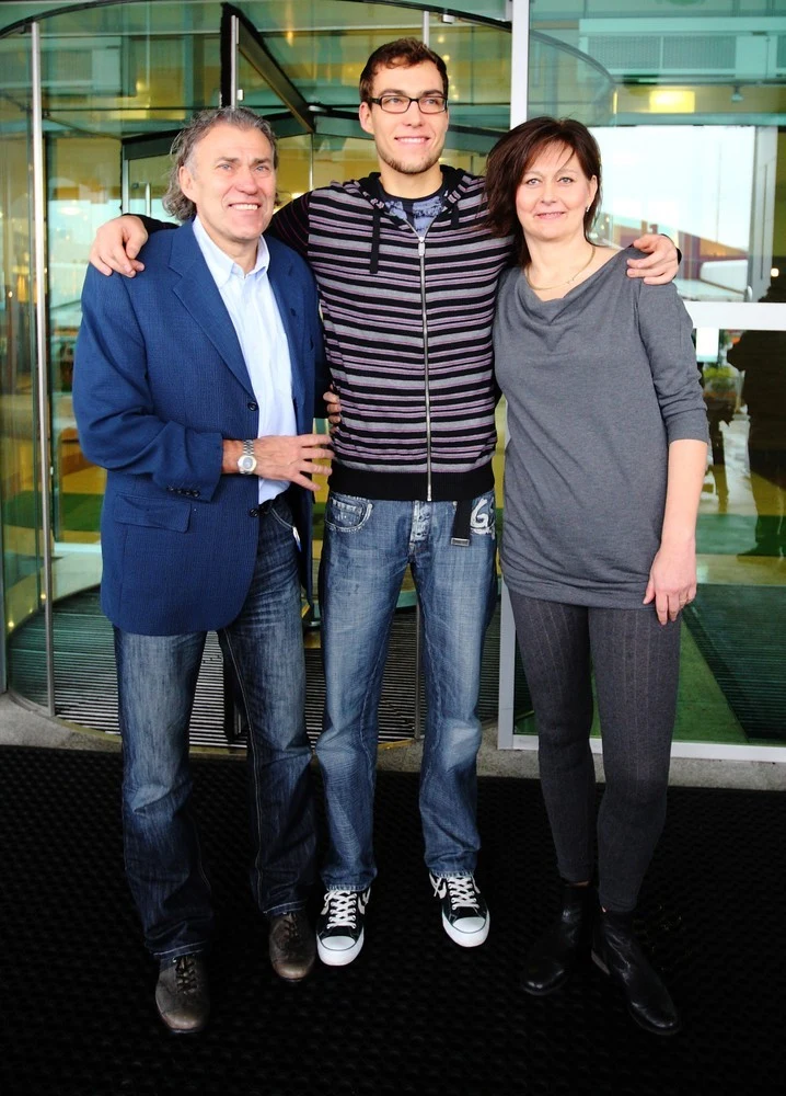 Jerzy Janowicz z rodzicami na warszawskim lotnisku. Sportowiec zawsze może na nich liczyć