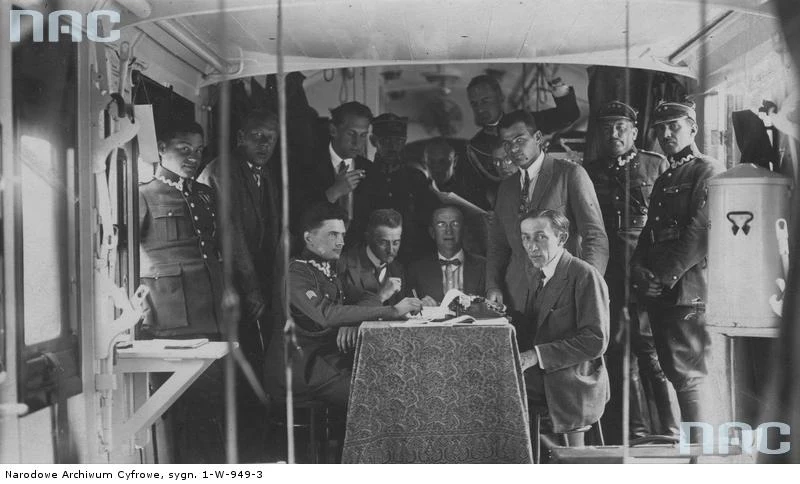 Manewry wojskowe na Wołyniu, 1925. Wnętrze jednego z wagonów przeznaczonych dla dziennikarzy jadących na manewry. Widoczni m.in.: komendant kwatery prasowej płk Stefan Rowecki (siedzi przy stole pierwszy z lewej) Manewry wojskowe na Wołyniu, 1925. Wnętrze jednego z wagonów przeznaczonych dla dziennikarzy jadących na manewry. Widoczni m.in.: komendant kwatery prasowej płk Stefan Rowecki (siedzi przy stole pierwszy z lewej)