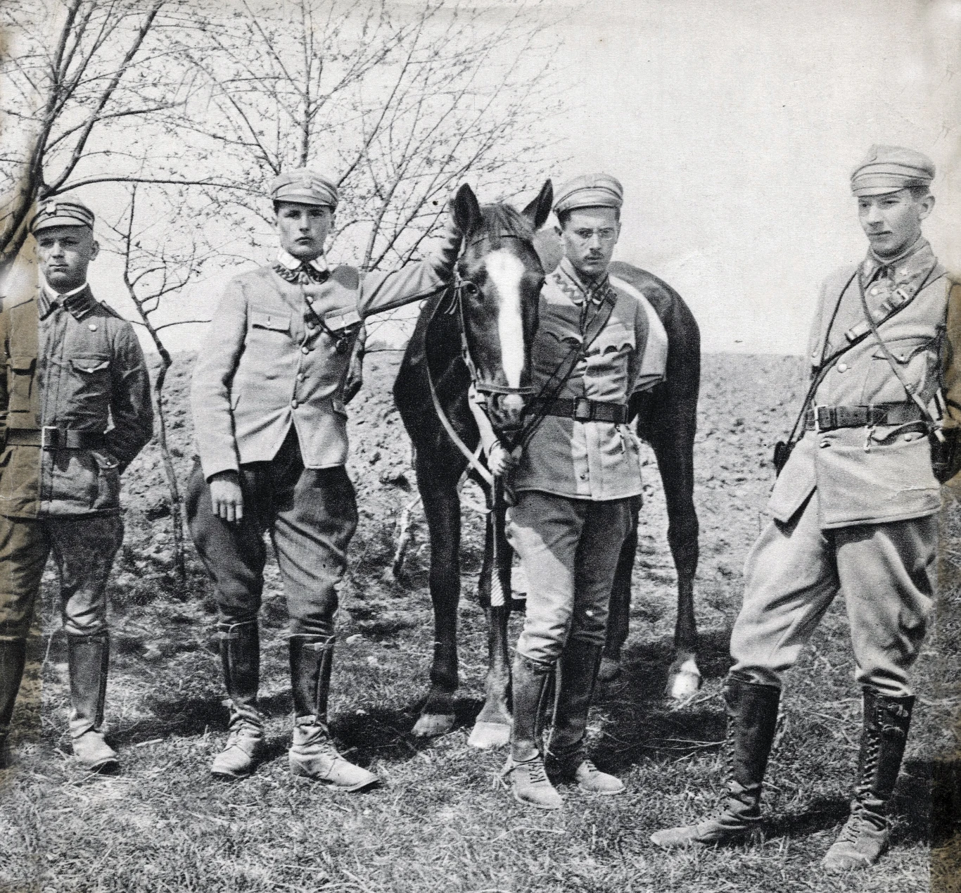 Legiony Polskie w czasie I wojny światowej, grupa oficerow 5 P.P., od lewej: plut. Władyslaw Rusin, ppor. Stefan Rowecki, ppor. Wacław Styk-Stachiewicz, ppor. Teodor Pandor-Furgalski. Legiony Polskie w czasie I wojny światowej, grupa oficerow 5 P.P., od lewej: plut. Władyslaw Rusin, ppor. Stefan Rowecki, ppor. Wacław Styk-Stachiewicz, ppor. Teodor Pandor-Furgalski.
