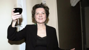Wbrew prasowym doniesieniom o alkoholizmie aktorki, Agnieszka Kotulanka twierdzi, że prawdziwym powodem jej usunięcia z produkcji była przedłużająca się kontuzja barku. 