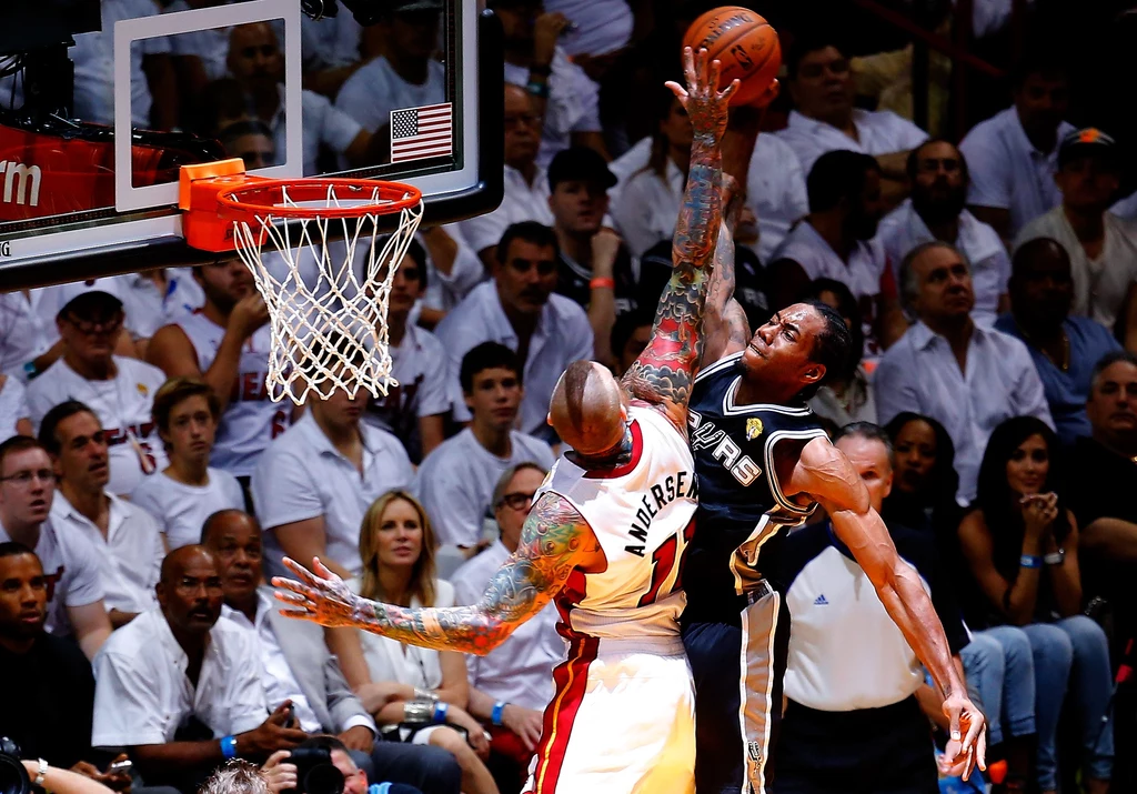 Kawhi Leonard i próbujący go zatrzymać Chris Andersen