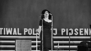 I Festiwal Polskiej Piosenki w Opolu, 1963, n/z Ewa Demarczyk podczas koncertu finałowego