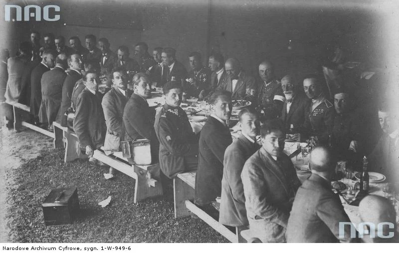 Manewry wojskowe na Wołyniu, 1925. Uroczyste śniadanie w namiocie przygotowane przez Ministerstwo Spraw Wojskowych. Przy stole siedzą oficerowie i przedstawiciele prasy. W pierwszym rzędzie widoczny m.in. płk Stefan Rowecki Manewry wojskowe na Wołyniu, 1925. Uroczyste śniadanie w namiocie przygotowane przez Ministerstwo Spraw Wojskowych. Przy stole siedzą oficerowie i przedstawiciele prasy. W pierwszym rzędzie widoczny m.in. płk Stefan Rowecki