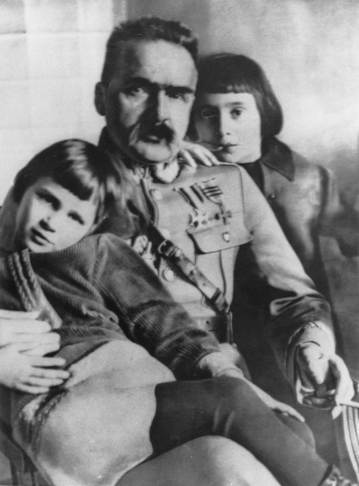 Marszałek Józef Piłsudski z córkami Wandą i Jadwigą