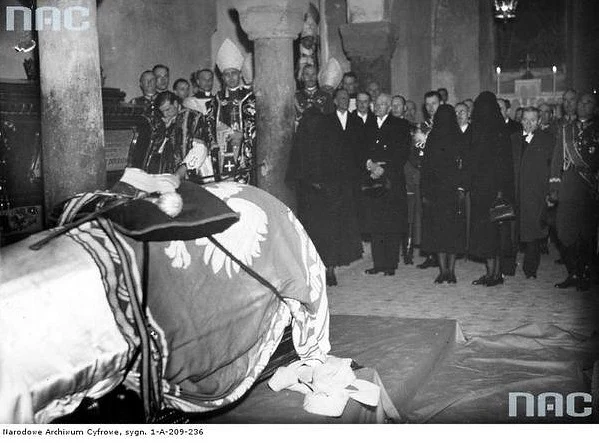 Kraków, 18.05.1935, pogrzeb Józefa Piłsudskiego na Wawelu; n/z m.in. Aleksandra Piłsudska (przy kolumnie) z córkami