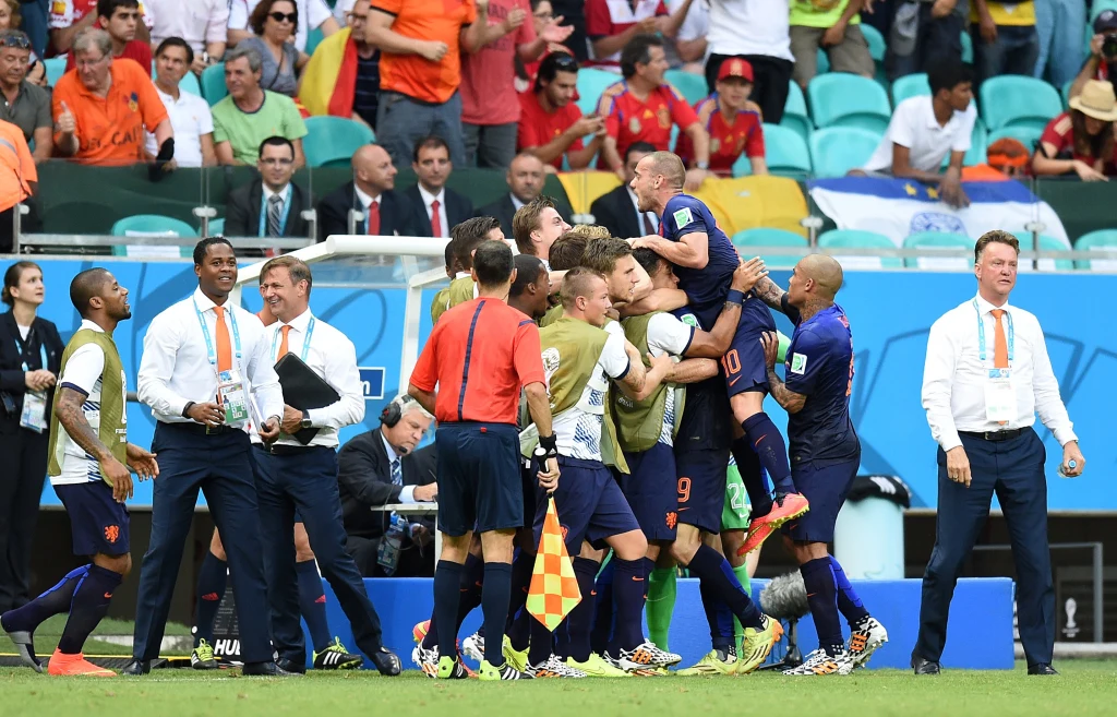 Tego się nikt nie spodziewał. Mistrzowie świata Hiszpanie przegrali z wicemistrzami Holendrami aż 1-5 na mundialu w Brazylii Tego się nikt nie spodziewał. Mistrzowie świata Hiszpanie przegrali z wicemistrzami Holendrami aż 1-5 na mundialu w Brazylii