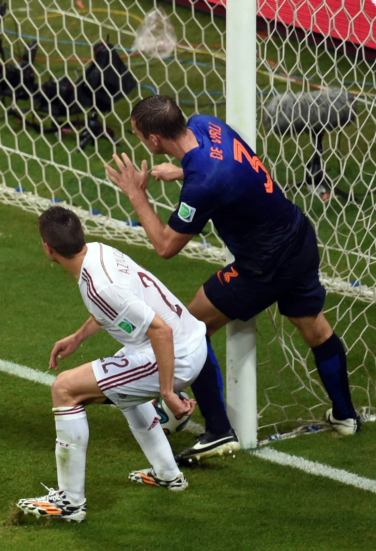 Tego się nikt nie spodziewał. Mistrzowie świata Hiszpanie przegrali z wicemistrzami Holendrami aż 1-5 na mundialu w Brazylii Tego się nikt nie spodziewał. Mistrzowie świata Hiszpanie przegrali z wicemistrzami Holendrami aż 1-5 na mundialu w Brazylii