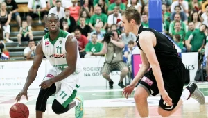 Marcus Ginyard (L) ze Stelmetu Zielona Góra mija Nemanja Jaramaza (P) z PGE Turowa Zgorzelec