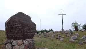 Giby - krzyż i obelisk upamiętniające ofiary stalinizmu na ziemi augustowskiej