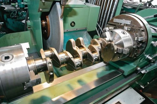 Główne elementy silnika poddaje się obróbce na tzw. wymiar naprawczy.