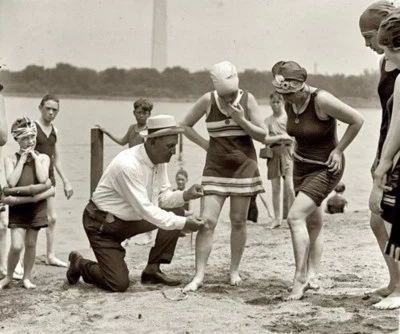 Kobiety na plaży, Waszyngton, 1922 r.