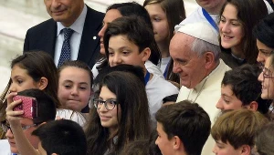 Papież Franciszek lubi pozować do selfie