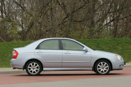 Dziwna nazwa, przeciętna stylizacja, niezawodność na szóstkę. W ofercie był sedan i hatchback.