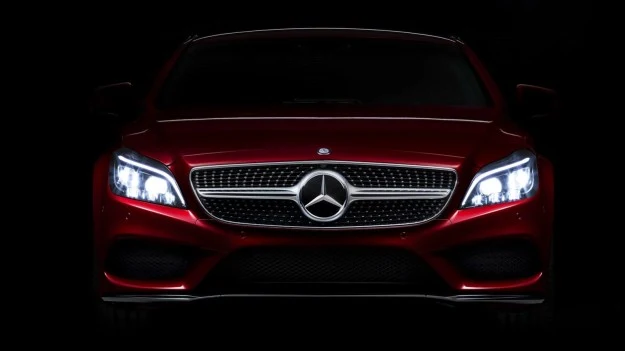 Mercedes CLS po liftingu zyska nieco wygładzony przedni pas, a w wersji z pakietem AMG - szerokie wloty powietrza, podobne do tych z CLA czy klasy E. Mercedes CLS po liftingu zyska nieco wygładzony przedni pas, a w wersji z pakietem AMG - szerokie wloty powietrza, podobne do tych z CLA czy klasy E.