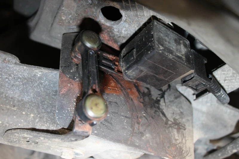 Ksenony. Czujnik poziomu zlokalizowany jest przy tylnej osi.