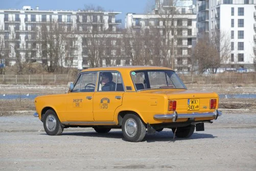 Na zdjęciu: model z 1973 r. Ma jeszcze małe lampy tylne, ale już kasetowe klamki i plastikową atrapę chłodnicy.