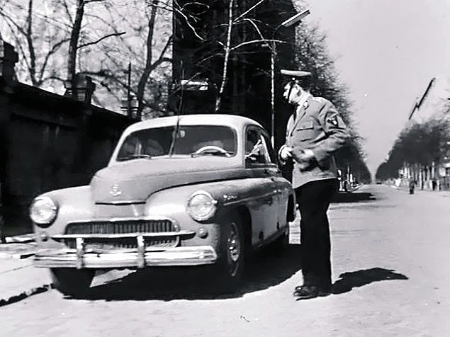 „KAPITAN SOWA NA TROPIE” (1965): typowy radiowóz z tamtych lat to oczywiście FSO Warszawa.