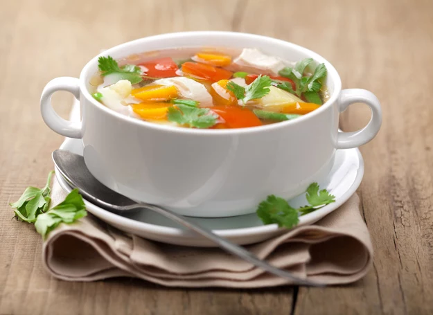 Zupa ze świeżych warzyw smakuje wyjątkowo. 