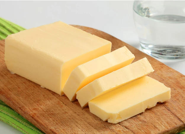 Masło zawiera białko mleka krowiego. 
