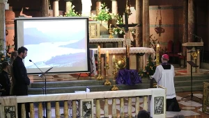 Biskup Piotr Libera przewodniczy pierwszemu w Polsce nabożeństwu pokutnemu za grzechy pedofilii w Kościele