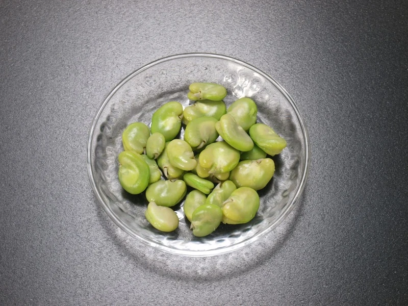 Bób to roślina, która zwłaszcza latem często gości na naszych stołach Bób to roślina, która zwłaszcza latem często gości na naszych stołach