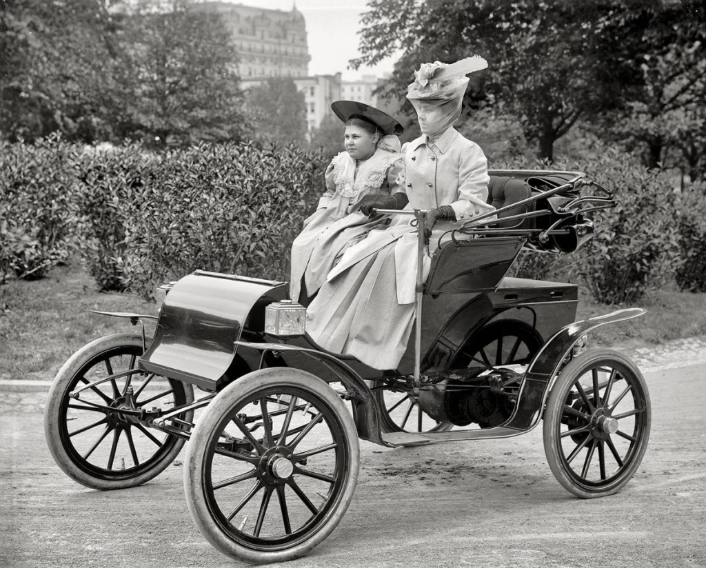 Kobiety w jednym z pierwszych samochodów