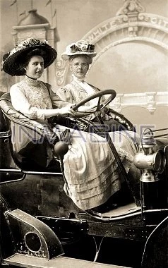 Kobiety w jednym z pierwszych samochodów