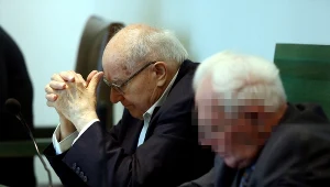 Oskarżeni, były wicepremier PRL Stanisław Kociołek (z lewej) i były dowódca batalionu blokującego bramę Stoczni Gdańskiej - Mirosław W. podczas rozprawy przed Sądem Apelacyjnym w Warszawie