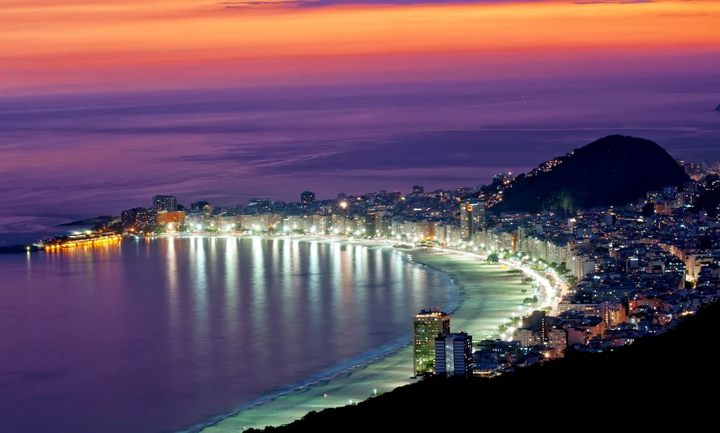 Nocny widok z plaży Copacabana w Rio de Janeiro